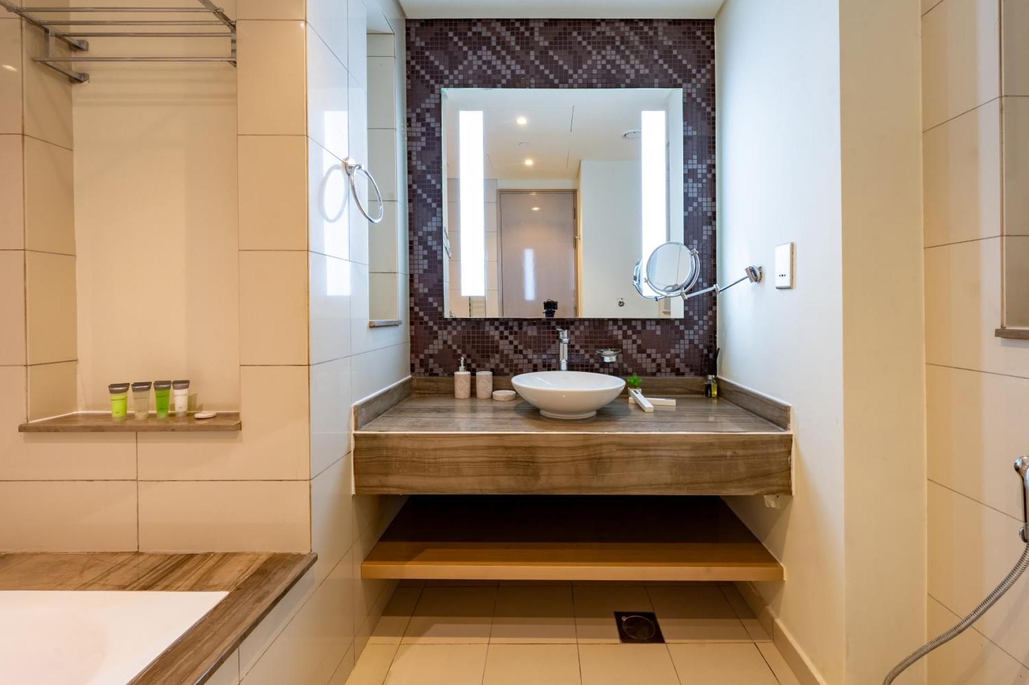 Luxury 1br, Burj Khalifa View, Damac Paramount Tower B *